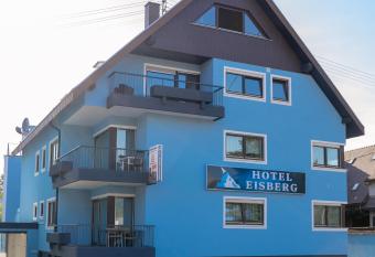 Eisberg G  stehaus & De Luxe Appartements allows 18 year olds to book a room