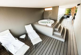 NOI Vitacura has rooms with a private hot tub