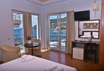 Grand Hotel Loutraki has Balcony rooms