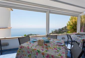 A casa di Nonna Marianna has Balcony rooms