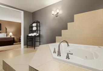 Travelodge by Wyndham Kenora has rooms with a private hot tub