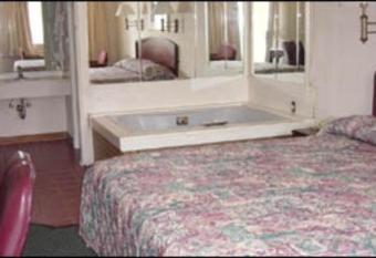 Perimeter Inn - Athens has rooms with a private hot tub