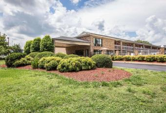 Rodeway Inn Expo Center has Smoking rooms