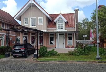 Villa kota bunga 3 BR Kolam renang pribadi has Balcony rooms