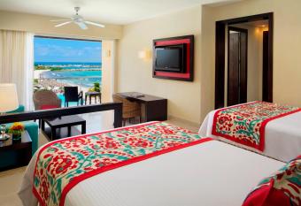 Dreams Jade Resort & Spa - All Inclusive has rooms with a private hot tub