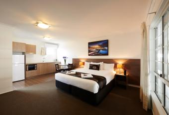 Takalvan Motel allows 18 year olds to book a room