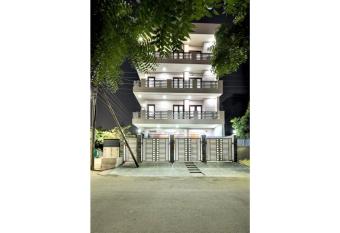 Olive Service Apartments - City Centre Noida has rooms with a private hot tub