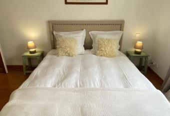 La Villa Saint Val has rooms with a private hot tub