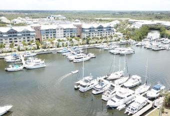 Tampa Bay, Beach Step Away, Wifi, Free Parking,pools, Jacuzzi has rooms with a private hot tub