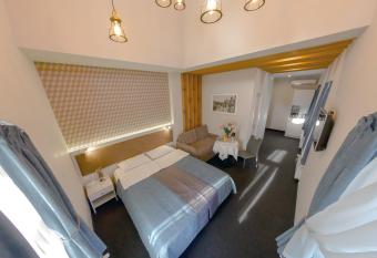 Voyage allows 18 year olds to book a room