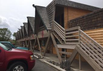 Rocky Mountain Lodge has rooms with a private hot tub