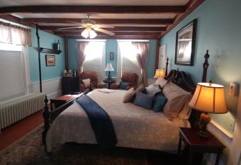 2 River Road Inn Cottages has Balcony rooms