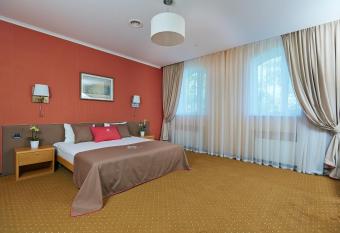 Alexandrovskiy Hotel allows 18 year olds to book a room