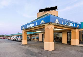 Days Inn by Wyndham Dickson has Smoking rooms