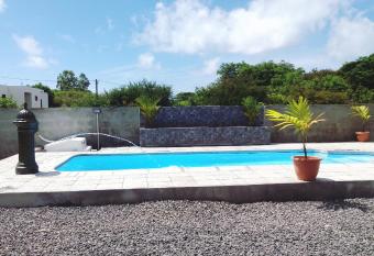 4 bedrooms villa with private pool enclosed garden and wifi at Pereybere 5 km away from the beach has Balcony rooms