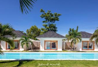 Island World Panglao has Balcony rooms