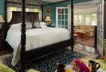 Prospect Hill Inn & Restaurant has rooms with a private hot tub