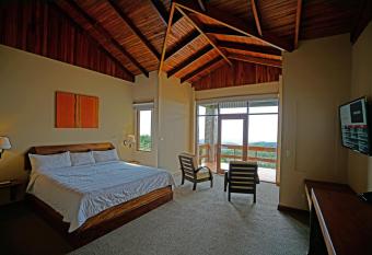 El Establo Mountain Hotel has rooms with a private hot tub