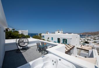 Zannis Hotel has rooms with a private hot tub