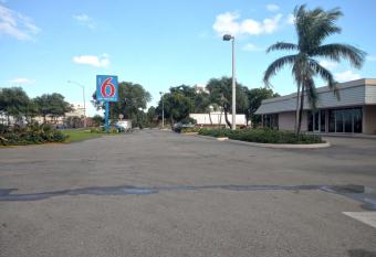 Motel 6 Miami. Fl allows 18 year olds to book a room