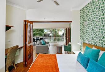 Mantra on the Inlet has rooms with a private hot tub