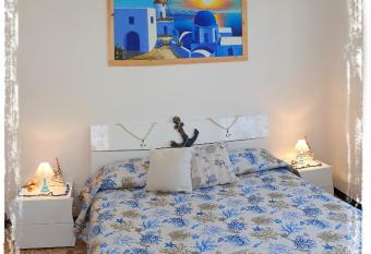 Casa Vacanza Marina, in pieno centro a pochi passi dal mare e con aria condizionata! has Balcony rooms