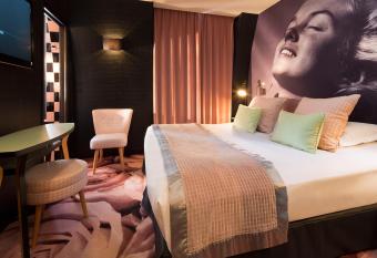 Platine Hotel has rooms with a private hot tub