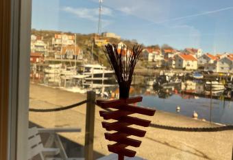 Bj  rk   SeaLodge has rooms with a private hot tub