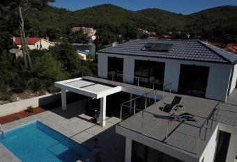 Seaside villa at Prizba has Balcony rooms