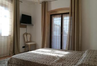 Le Cicogne has rooms with a private hot tub