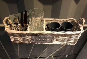 Les Docks Insolite & SPA has rooms with a private hot tub