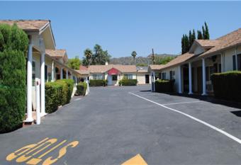 Rose Bowl Motel has Smoking rooms