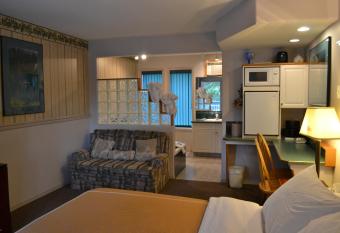 Motel Bavaria has rooms with a private hot tub