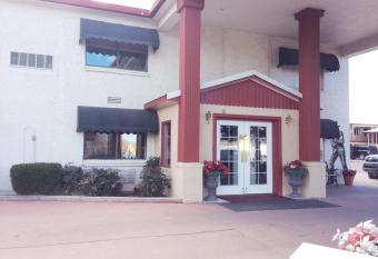 Howard Johnson by Wyndham Springerville allows 18 year olds to book a room