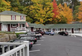 Pinebrook Motel has Balcony rooms
