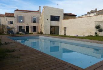 Maison En Ville has Balcony rooms