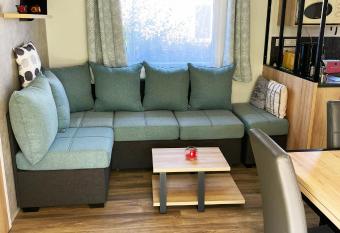 Domaine de Dugny has Balcony rooms