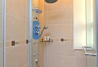 Jingan Classic Inn has rooms with a private hot tub