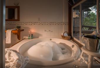 Pousada Enseada das Gar  as has rooms with a private hot tub