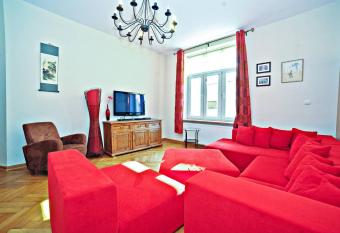 Red Apartment Czy  ewskiego by Grand Apartments allows 18 year olds to book a room