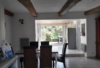 G  te de l Escapade allows 18 year olds to book a room