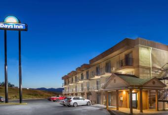 Days Inn by Wyndham Medford has Balcony rooms