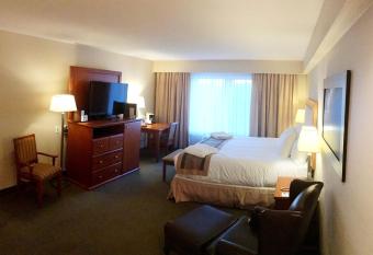 St. Albert Inn & Suites has rooms with a private hot tub