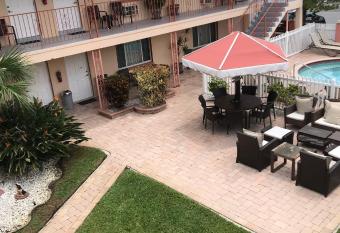 Carlton House Motel and Suites has Balcony rooms