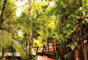 Palo Rosa Lodge allows 18 year olds to book a room