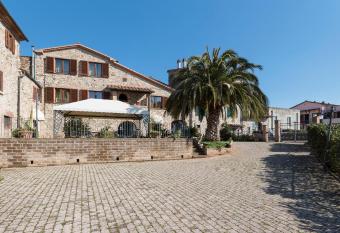 Borgo e Castello has Balcony rooms