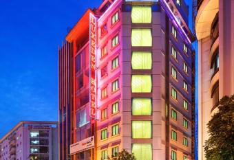 Luxeden Hotel has rooms with a private hot tub