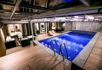 Dyne Oceano Hotel has rooms with a private hot tub