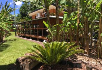 Kin Kin Cottage Retreat has Balcony rooms