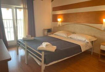 Vittoria Rooms Peschiera has Balcony rooms